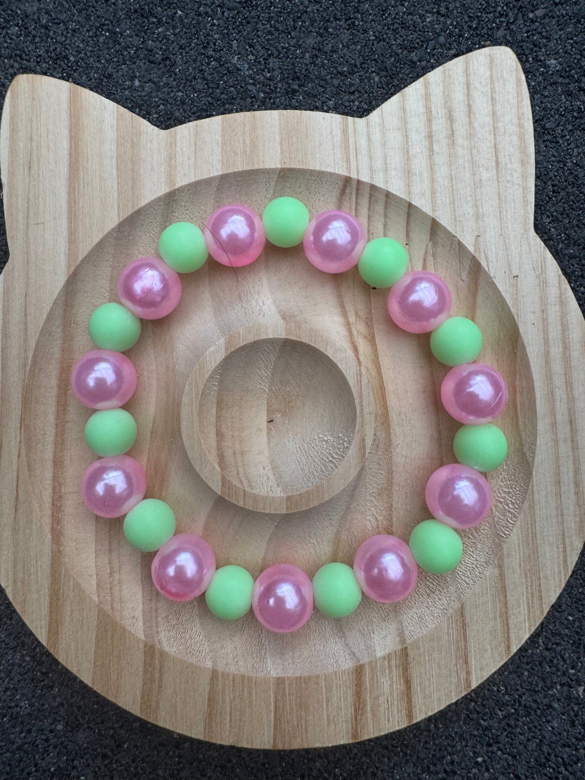 Armbandje groen roze